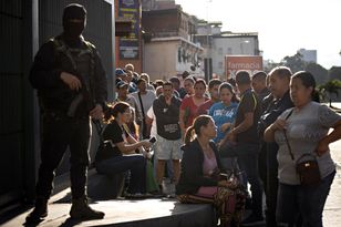 Maduro w niewoli: kolejki i uzbrojone patrole w Caracas