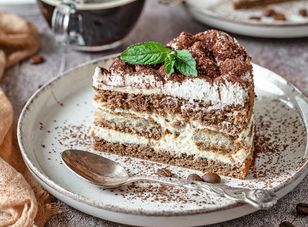 Ten torcik à la tiramisu to absolutny hit! Rozpływa się w ustach i zachwyci każdego gościa