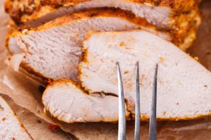 Nie tylko wędzone szynki. Na Wielkanoc zaskocz gości delikatną i pyszną domową wędliną z kurczaka