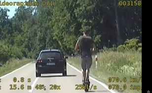 70 km/h na hulajnodze. 46-latek jechał bez kasku