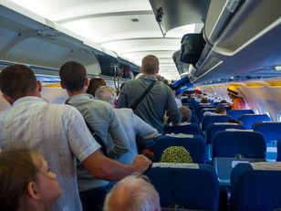 Była stewardesa: wstawanie zaraz po lądowaniu grozi poważnym urazem