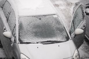 Nieodpowiedzialne zachowanie ojca. Zostawił syna w zasypanym samochodzie