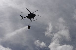 Śmigłowce w akcji. Dogaszanie Puszczy Solskiej wciąż trwa