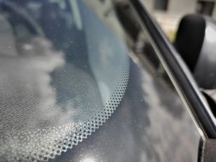 Czarne kropki na szybie auta. Do czego służą?