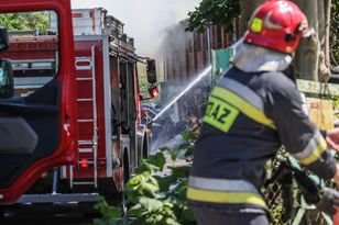 Wybuch i pożar w garażu. Ewakuowano budynek