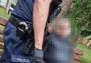 Siedział na ławce w deszczu. Policjanci wiedzieli, że trzeba działać