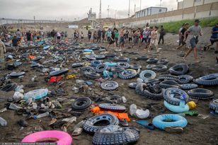 Morze dmuchanych kół na plaży w Ceucie. Wymowny symbol kryzysu