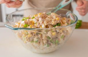 Na imprezę w domu zawsze robię tę sałatkę. Szybka, pyszna i dobra do dojedzenia na drugi dzień