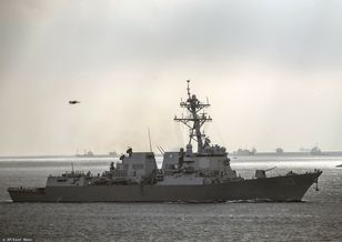 Media: Niszczyciele USA przeszły przez cieśninę Ormuz mimo ostrzału