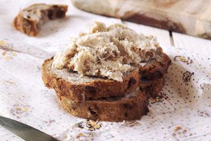 Rozprowadza się na chlebku lepiej niż smalec czy pasztet. Zrobisz choćby z resztek mięsa