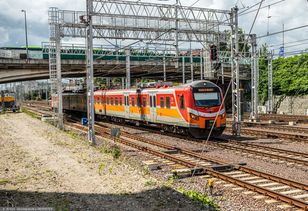 Dwa pociągi pasażerskie na jednym torze w Kielcach — nikt nie ucierpiał