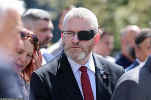 Zaskakujący ruch Brauna. Obiecuje miejsca mundurowym