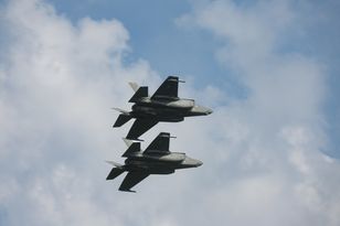 Zmasowany atak odrzutowych dronów. Polska poderwała myśliwce