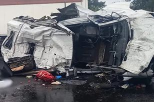 Kierowca Nissana zatrzymany po zderzeniu minibusa z ciężarówką — 12 ofiar