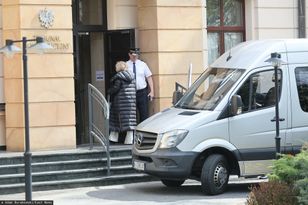 Sędziowie weszli do budynku TK. Wcześniej czekali przed bramą