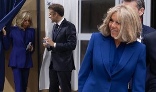 Brigitte Macron i Emmanuel Macron “meldują się” w lokalu wyborczym. Pierwsza dama postawiła na kobaltowy komplet (ZDJĘCIA)