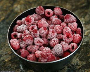Kupiłeś te maliny? Natychmiast je wyrzuć. Są skażone Salmonellą