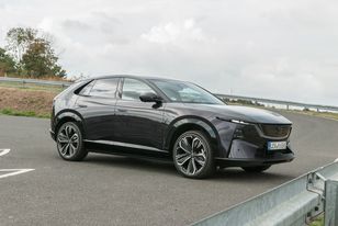 Pierwsza jazda: Mazda CX-6e - trzeba grać takimi kartami, jakie się dostało