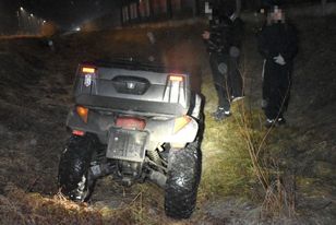 Nastolatkowie uciekali quadem przed policją. Wpadli do rowu
