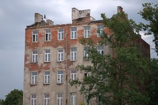 70 tys. pustych budynków w Polsce. Gminy nie wiedzą co z nimi robić