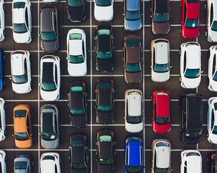 Diesel wraca do gry, a elektryki właśnie wyprzedził hybrydy plug-in. Polacy znów ruszyli po nowe auta