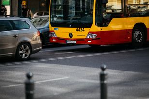 Chłopiec wsiadł do złego autobusu. Przestraszył się. Pomógł policjant