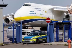Alarm na lotnisku w Lipsku. Policja przechwyciła dron z zapalnikiem