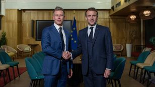 "Właśnie zadzwonili". Macron telefonował do rywala Orbana