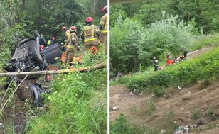 Auto spadło z wiaduktu, tragiczny finał wypadku. Nie żyją dwie osoby