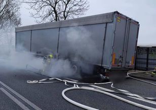 Groźny incydent na DK10. Ciężarówka stanęła w płomieniach