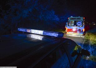 Auto wypadło z drogi i dachowało. Pięciu młodych mężczyzn w szpitalu