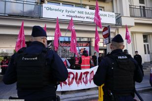 Ojciec i syn z zarzutami po oblaniu kwasem siedziby AboTak