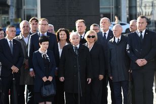 Awantura na miesięcznicy. Kaczyński zagłuszany okrzykami