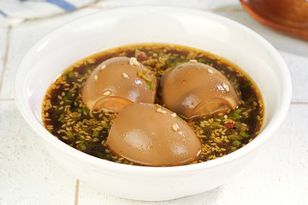 Wkładam ugotowane jajka i odstawiam. Na Wielkanoc będą jeszcze lepsze niż faszerowane