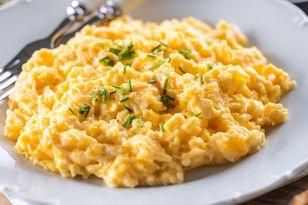 Dodaję 1 łyżkę do rozbitych jaj. Jajecznica wychodzi aksamitna i bardzo delikatna