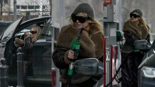 Monika Olejnik tankuje za ponad 400 ZŁOTYCH warte 350 TYSIĘCY BMW, prezentując zimową stylówkę i torbę za 22 tysiące (ZDJĘCIA)