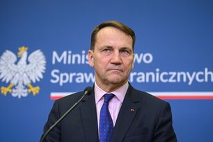 W sondażu zestawiono Sikorskiego i Nawrockiego. Szef MSZ skomentował