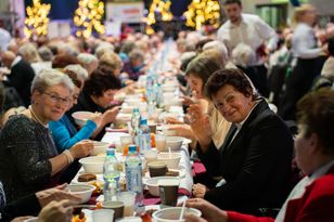 Tysiąc osób przy jednym stole. Wigilia dla Samotnych w Krakowie poruszyła serca