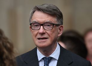Mandelson zamierzał uciec? Policja dostała ważne informacje