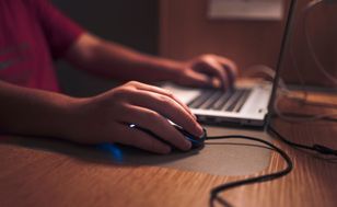 16-latek sam zgłosił się na policję. Zamieścił niepokojące wpisy