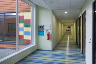 Estonia okleja okna szkół folią ochronną na wypadek ataku Rosji