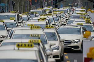 Mercedes zrezygnował z aut "w budyniu", teraz wraca z podkulonym ogonem