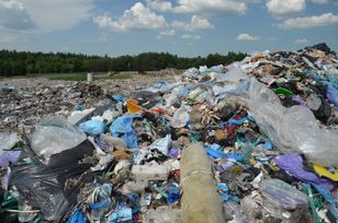 Rezygnują z otwierania okien. Walczą z odorem. "Wieczorami się duszą