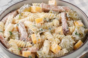 Każdy zachwyca się jarzynową i gyrosową. Ta sałatka z makaronem łamie wszystkie zasady