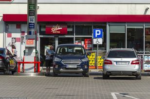 Ceny ropy szaleją, a w Polsce ewenement. “Paliwo powinno kosztować 7,50 zł”
