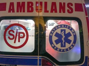 Zderzenie pociągów z samochodem. Pociąg i samochód w płomieniach