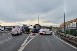 Utrudnienia na A4. Z ciężarówki wypadła część turbiny wiatrowej