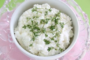 Dorzucam do twarożku i mieszam. Smakuje lepiej niż oklepany szczypiorek