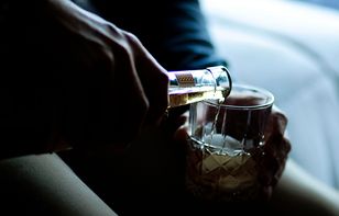 Zbyt często sięgasz po alkohol? Wiadomo, co powoduje uzależnienie