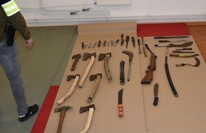 Groził w sieci, policja weszła do domu. Szokujący arsenał 14-latka